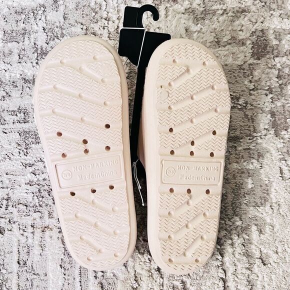 Hello Kitty Sandals - Picture 4 of 5